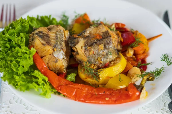 Pescado Mar Guisado Con Verduras Cocinar Comidas Saludables Casa Durante —  Fotos de Stock