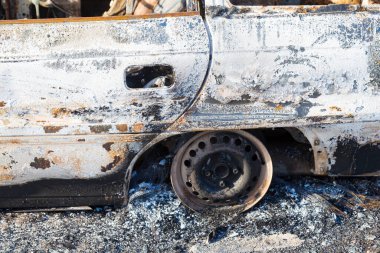 Yakılmış araba, soyut arka plan, seçici odaklanma. Dünyadaki protestolar ve pogromların durumu.