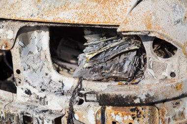 Yakılmış araba, soyut arka plan, seçici odaklanma. Dünyadaki protestolar ve pogromların durumu.