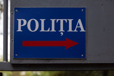 19 Ekim 2020 Chisinau Moldova plakası. Üzerinde polis ve ok işareti var. Arkaplan