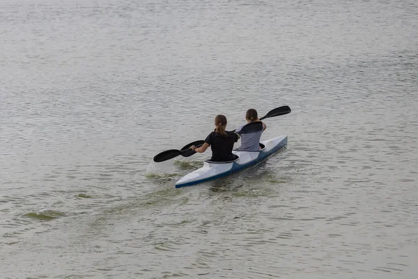 Two Teenage Girls Kayaking Pond Back View Active Phase Stroke — Stock Photo, Image