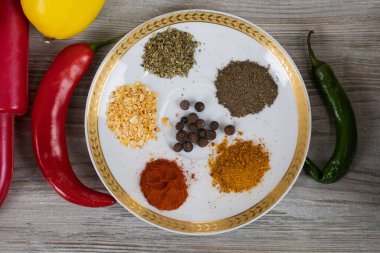 Çeşitli baharatlar. Seçici odak ve bulanık arkaplan ile mutfak arka planı.