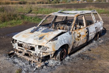 Yakılmış araba, soyut arka plan, seçici odaklanma. Dünyadaki protestolar ve pogromların durumu.