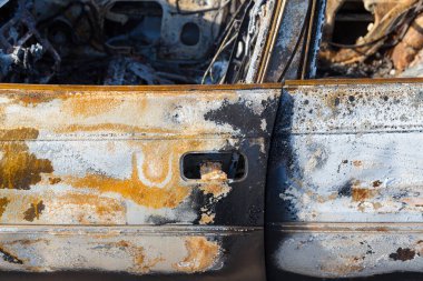 Yakılmış araba, soyut arka plan, seçici odaklanma. Dünyadaki protestolar ve pogromların durumu.