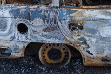Yakılmış araba, soyut arka plan, seçici odaklanma. Dünyadaki protestolar ve pogromların durumu.