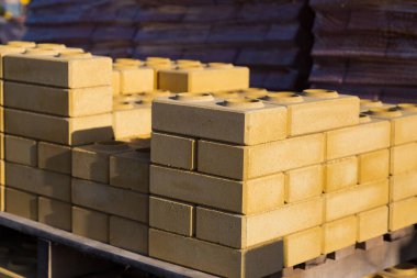 Bir inşaat mağazasının toptan satış noktasında tuğlalar. Arkaplan