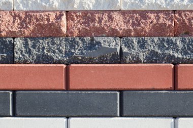 Bir inşaat mağazasının toptan satış noktasında tuğlalar. Arkaplan