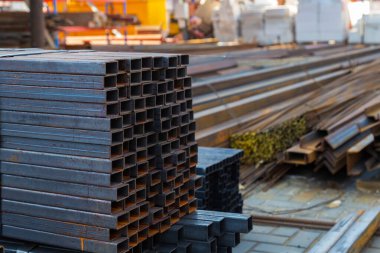 Toptan bir metal deposunun soyut arka planı. Sığ alan derinliğine sahip seçici odak.