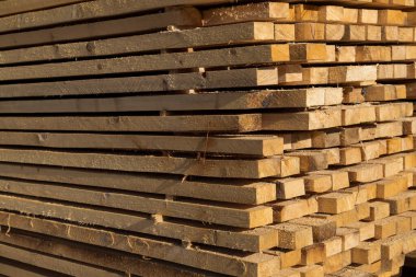 Toptan kereste deposunda testereli tahtalar. Arkaplan