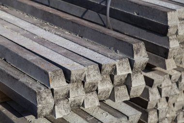 Şehir ortamında yürüme ve bisiklet yollarını geliştirmek için beton kaldırımlar. Sığ alan derinliğine sahip seçici odak arkaplanı