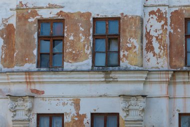 Büyük bir tadilata ihtiyacı olan terk edilmiş eski bir tarihi bina. Arkaplan