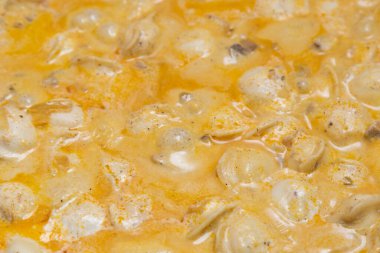 Hamur köftesi. Seçici odak ve bulanık arkaplan ile mutfak arka planı.