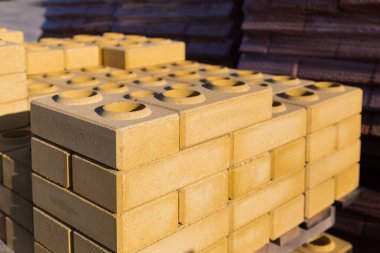 Bir inşaat mağazasının toptan satış noktasında tuğlalar. Arkaplan