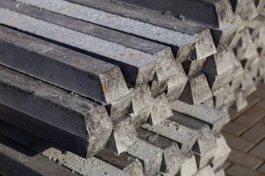 Şehir ortamında yürüme ve bisiklet yollarını geliştirmek için beton kaldırımlar. Sığ alan derinliğine sahip seçici odak arkaplanı