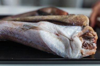 Çiğ balık yahnisi. Soyut mutfak arka planı. Sağlıklı diyet yemekleri pişirmek. Seçici odak.