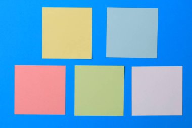 Açık mavi arkaplanda boş çıkartmalar. Metin veya yazı için boşluk kopyala