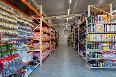 14 Ekim 2020 Balti veya Beltsy Moldova İnşaat malzeme deposu. İllüstrasyon başyazısı. Bağlayıcı aksesuarların geniş bir yelpazesi