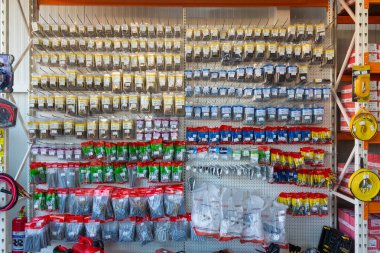 14 Ekim 2020 Balti veya Beltsy Moldova İnşaat malzeme deposu. İllüstrasyon başyazısı. Bağlayıcı aksesuarların geniş bir yelpazesi