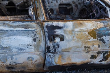 Yakılmış araba, soyut arka plan, seçici odaklanma. Dünyadaki protestolar ve pogromların durumu.
