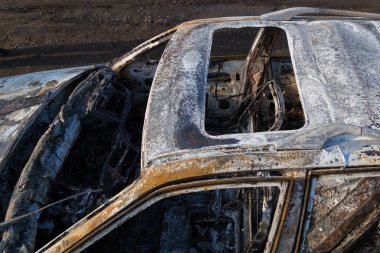 Yakılmış araba, soyut arka plan, seçici odaklanma. Dünyadaki protestolar ve pogromların durumu.