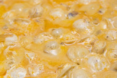 Hamur köftesi. Seçici odak ve bulanık arkaplan ile mutfak arka planı.