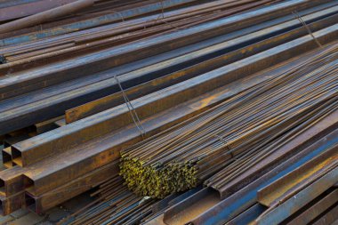 Toptan bir metal deposunun soyut arka planı. Sığ alan derinliğine sahip seçici odak.