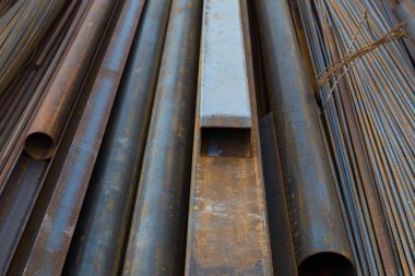 Toptan bir metal deposunun soyut arka planı. Sığ alan derinliğine sahip seçici odak.