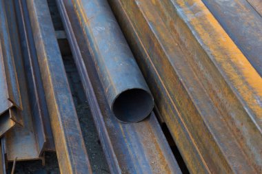 Toptan bir metal deposunun soyut arka planı. Sığ alan derinliğine sahip seçici odak.