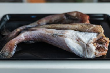 Çiğ balık yahnisi. Soyut mutfak arka planı. Sağlıklı diyet yemekleri pişirmek. Seçici odak.