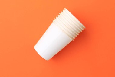 Tek kullanımlık kağıt çevre dostu içecek takımı. Metin veya yazıtlar için boşluk kopyala.