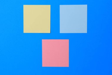 Açık mavi arkaplanda boş çıkartmalar. Metin veya yazı için boşluk kopyala