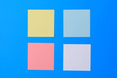 Açık mavi arkaplanda boş çıkartmalar. Metin veya yazı için boşluk kopyala