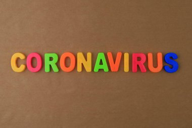 Coronavirus kelimesi ya da metin çocuk alfabesinde mıknatıs üzerinde klasik harflerle yazılmıştır..