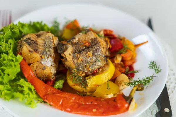 Sebzelerle Pişirilmiş Deniz Balığı Covid Tecridi Sırasında Evde Sağlıklı Beslenme — Stok fotoğraf