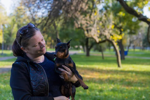 Mladá Žena Užívá Společnost Svým Milovaným Pinčourem Městském Parku Selektivní — Stock fotografie