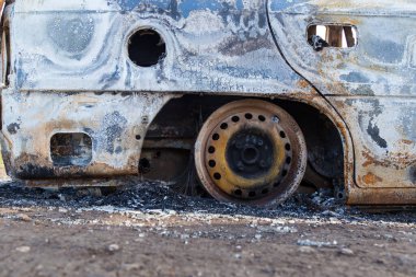 Yakılmış araba, soyut arka plan, seçici odaklanma. Dünyadaki protestolar ve pogromların durumu.