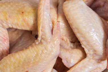 Çiğ tavuk kanadı. Seçici odak ve bulanık arkaplan ile mutfak arka planı.