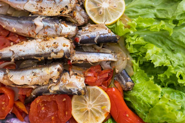 Pescado Guisado Verduras Con Limón Fondo Culinario Con Enfoque Selectivo —  Fotos de Stock