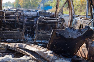 Yakılmış araba, soyut arka plan, seçici odaklanma. Dünyadaki protestolar ve pogromların durumu.
