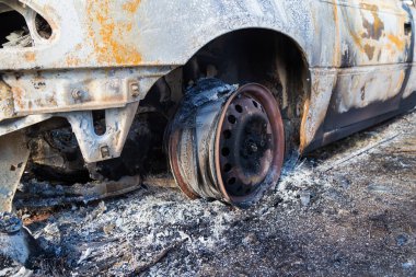 Yakılmış araba, soyut arka plan, seçici odaklanma. Dünyadaki protestolar ve pogromların durumu.