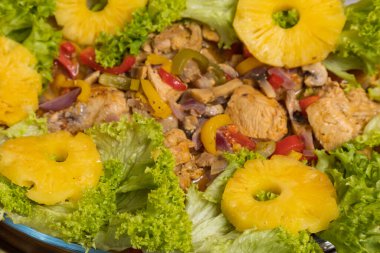 Sebzeli tavuk etli ananas. Seçici odak ve bulanık arkaplan ile mutfak arka planı.