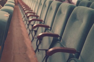 Boş sinema ya da tiyatro salonu. Sıra sıra koltuklar. Seçici yumuşak odaklı soyut tonlu arkaplan.