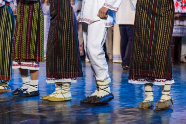 Ulusal otantik halk müziği kıyafetleri ya da giysileri olan insanlar. Bulanık arkaplan ile seçmeli odak