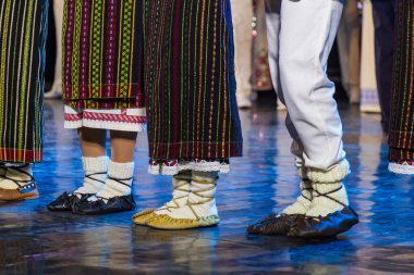 Ulusal otantik halk müziği kıyafetleri ya da giysileri olan insanlar. Bulanık arkaplan ile seçmeli odak