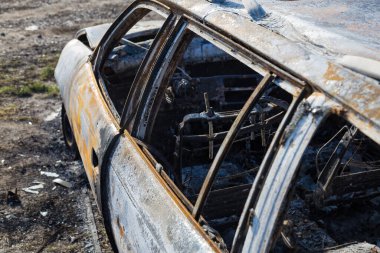 Yakılmış araba, soyut arka plan, seçici odaklanma. Dünyadaki protestolar ve pogromların durumu.