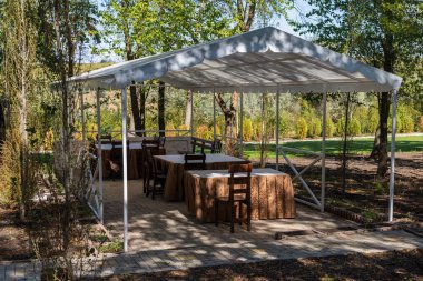 Rahatlamak ve eğlenmek için ahşap çardak. Bulanık arkaplan ile seçmeli odak