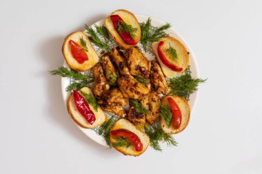 Fırında tavuk kanadı. Seçici odaklı mutfak arkaplanı