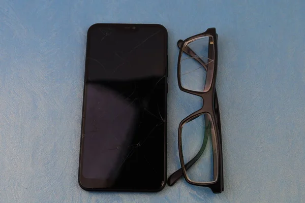 Gafas Rotas Smartphone Enfoque Selectivo Contexto — Foto de Stock