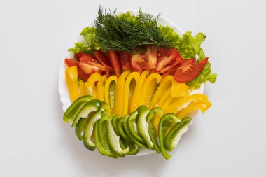 Tatlı dolmalık biber ve dereotlu domates. Seçici odak ve bulanık arkaplan ile mutfak arka planı.