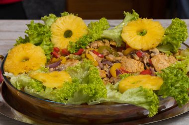 Sebzeli tavuk etli ananas. Seçici odak ve bulanık arkaplan ile mutfak arka planı.